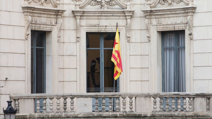 Balcón del ayuntamiento de Berga con la bandera independentista colgada, en una imagen de noviembre de 2016.