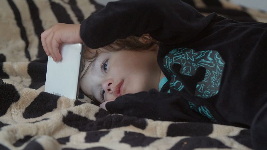 Los expertos han observado que niños de hasta tres años se están volviendo adictos a los teléfonos móviles, afectando a su desarrollo y causando posibles daños a largo plazo