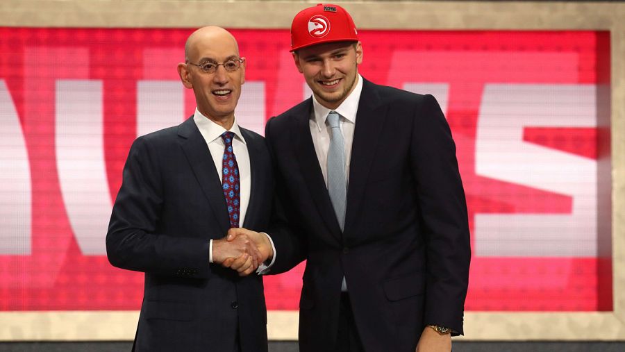 Luka Doncic saluda a Adam Silver en el sorteo del Draft