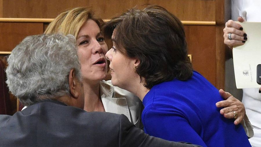 Cospedal y Santamaría se saludan en el Congreso de los Diputados (EFE).