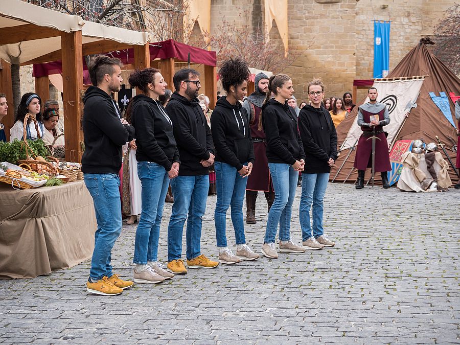 En exteriores, viajarán a la Edad Media y vivirán la vuelta de la reina Leonor a la villa de Olite (Navarra)