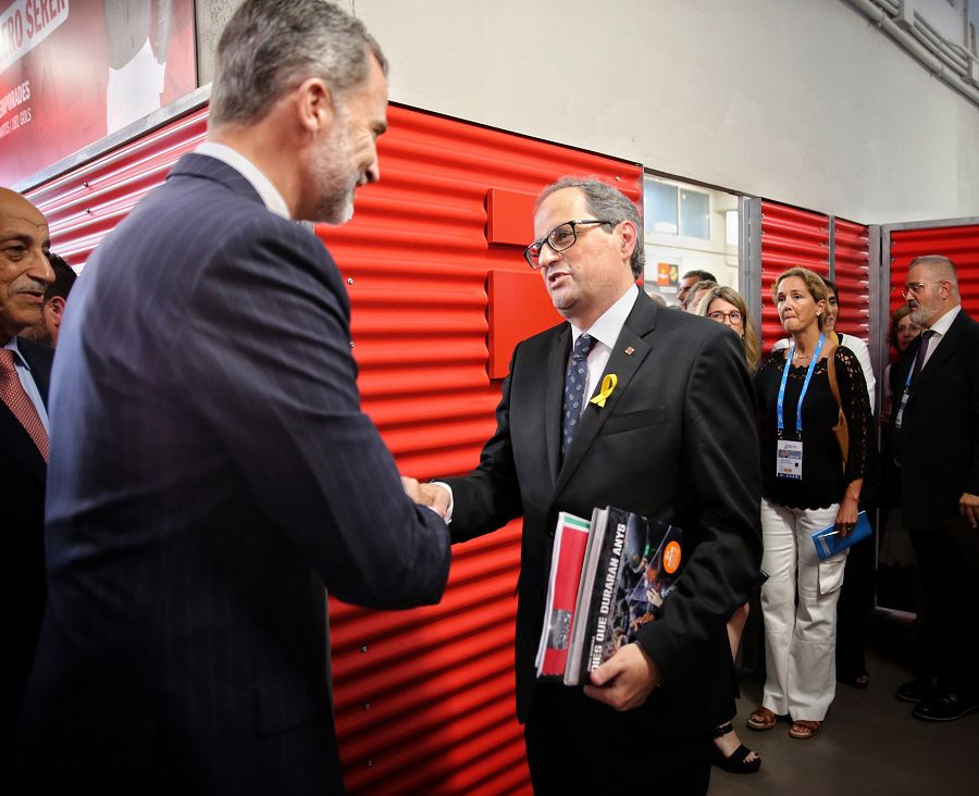 Torra saluda al rey y le entrega un libro de fotos sobre el 1-O