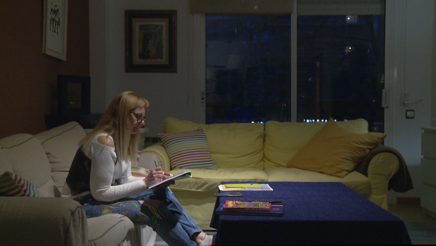 Laura vive sola con sus dos hijos y ha abierto su casa a Valentyna, una ucraniana de 58 años que huyó de su país amenazada por sus artículos políticos y que ahora intenta reinventarse para salir adelante en Barcelona.