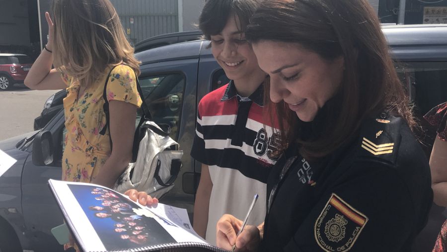 Mamen Camacho firmando uno de los guiones de 'Servir y proteger'