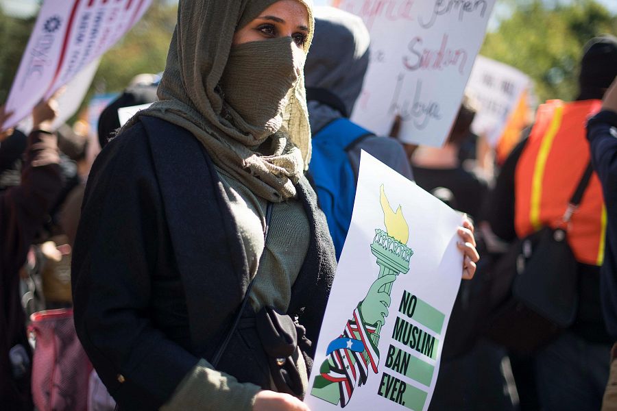 Una mujer musulmana protesta contra el veto migratorio de Trump