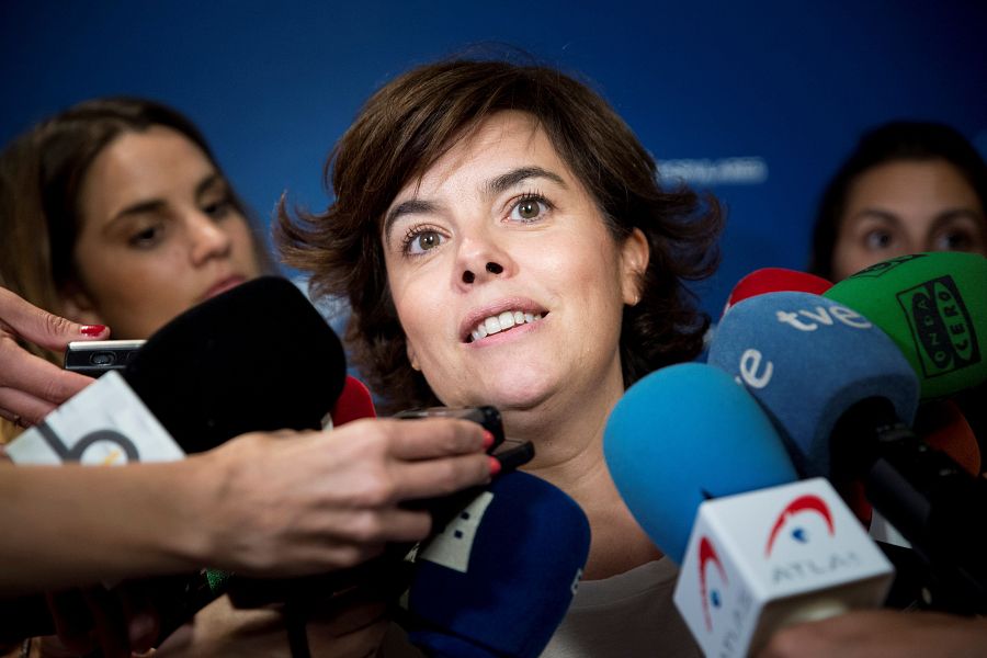 Soraya Sáenz de Santamaría atiende a los medios tras reunirse con la dirección de Nuevas Generaciones
