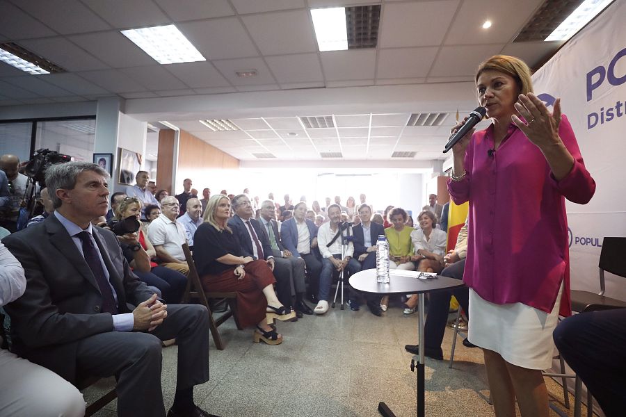 María Dolores de Cospedal, con afiliados del distrito de Salamanca, en Madrid