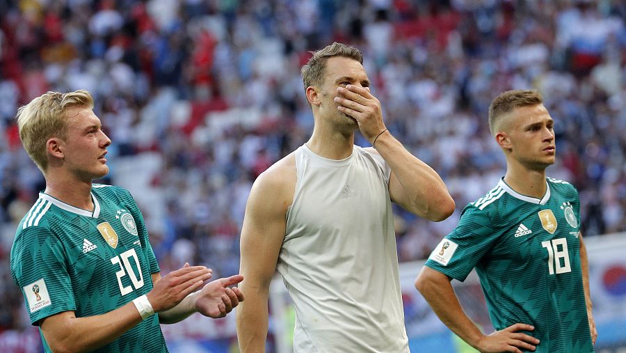 Neuer, en el centro, se lamenta tras la eliminación de Alemania.