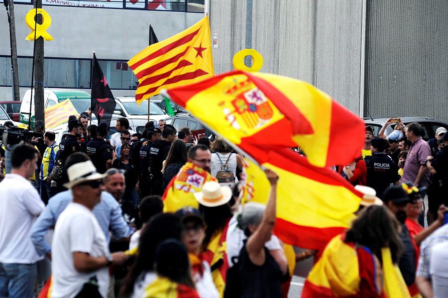Manifestantes independentistas y de la formación Vox se concentran cerca del centro de eventos Mas Marroch del Celler de Can Roca.
