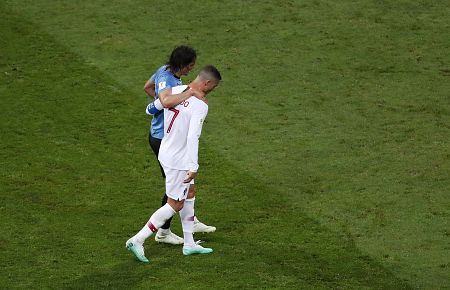 Cristiano Ronaldo ayuda a Cavani a retirarse tras su lesión