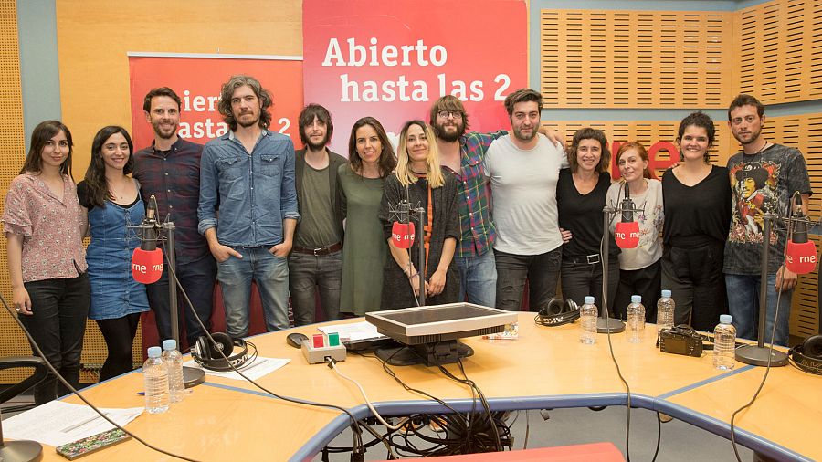 Imagen final del programa, con todo el equipo y toda la banda