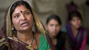 Una mujer india denuncia la desiguadlad de la sociedad de castas