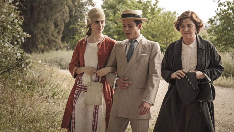 Luisa, Arcadio y María Jesús pasean juntos por Sevilla