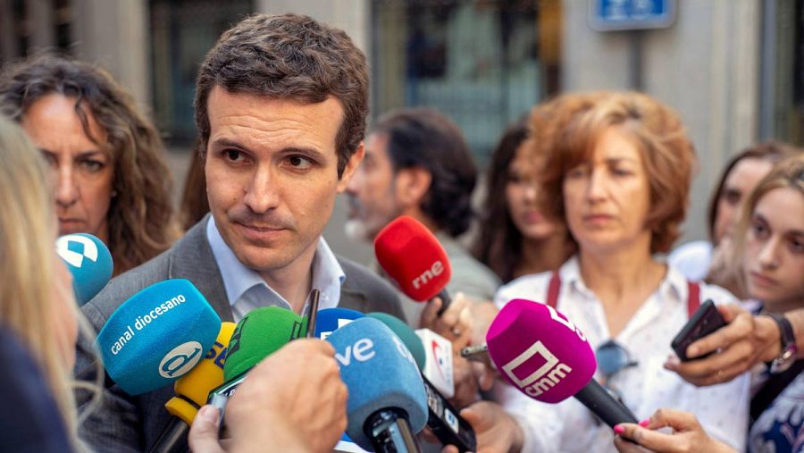 Casado atiende a la prensa en la campaña de las primarias del PP.