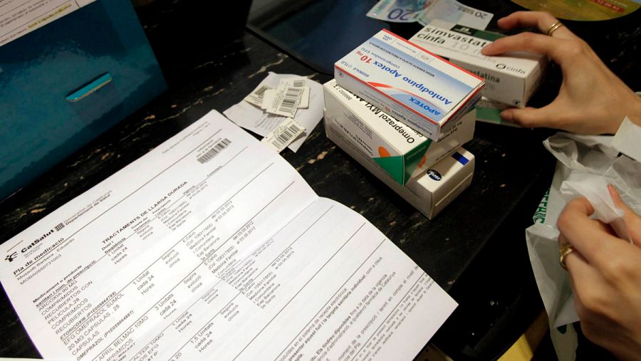 Una persona adquiere hoy varios fármacos en una farmacia de Barcelona