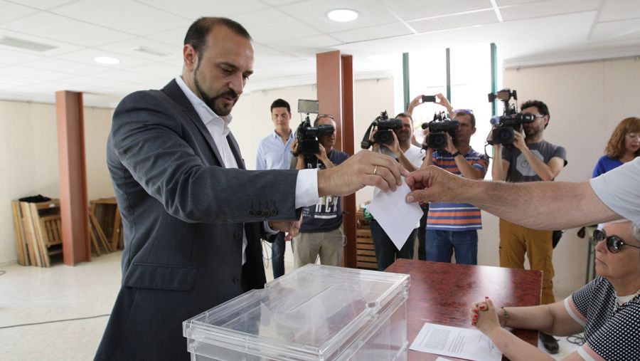 El precandidato a la presidencia del PP, Elio Cabanes, depositaba su voto esta mañana en las primarias del PP, en La Font de la Figuera (Valencia).