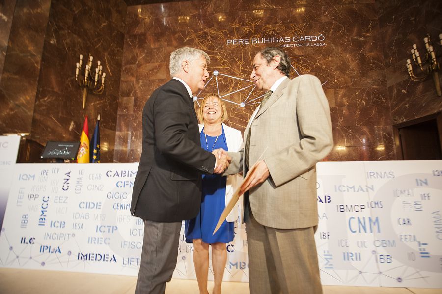 La Medalla de Plata del CSIC es un reconocimiento que se otorga a título honorifico a personas e instituciones con un papel relevante en el fomento de la ciencia.