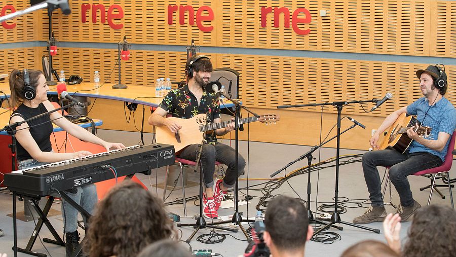 Otero, con su banda, en el escenario de 'Abierto hasta las 2'