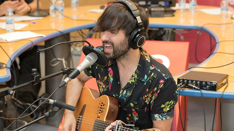 Un momento del acústico con '1980'