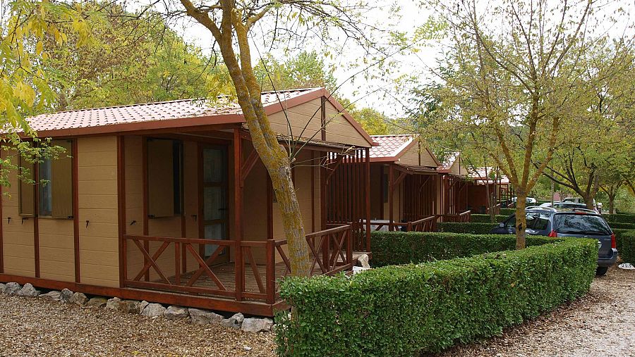 Cabañas de madera en un camping