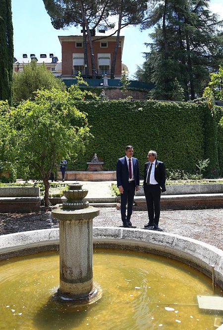 Sánchez enseña a Torra la fuente en la que Machado se citaba con su último amor