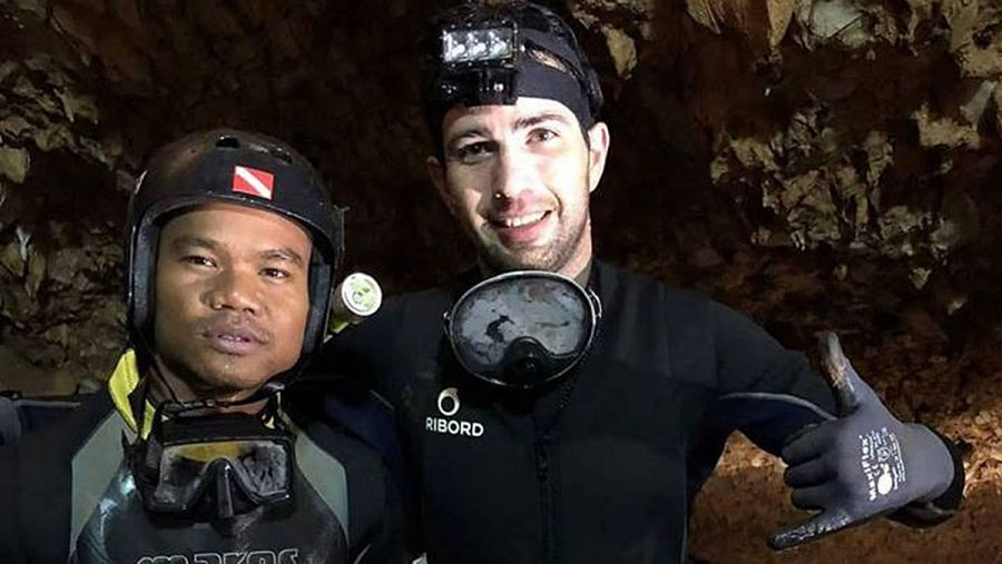 Fernando Raigal, el buzo que participa en las labores de rescate en Tailandia, a la derecha de la imagen