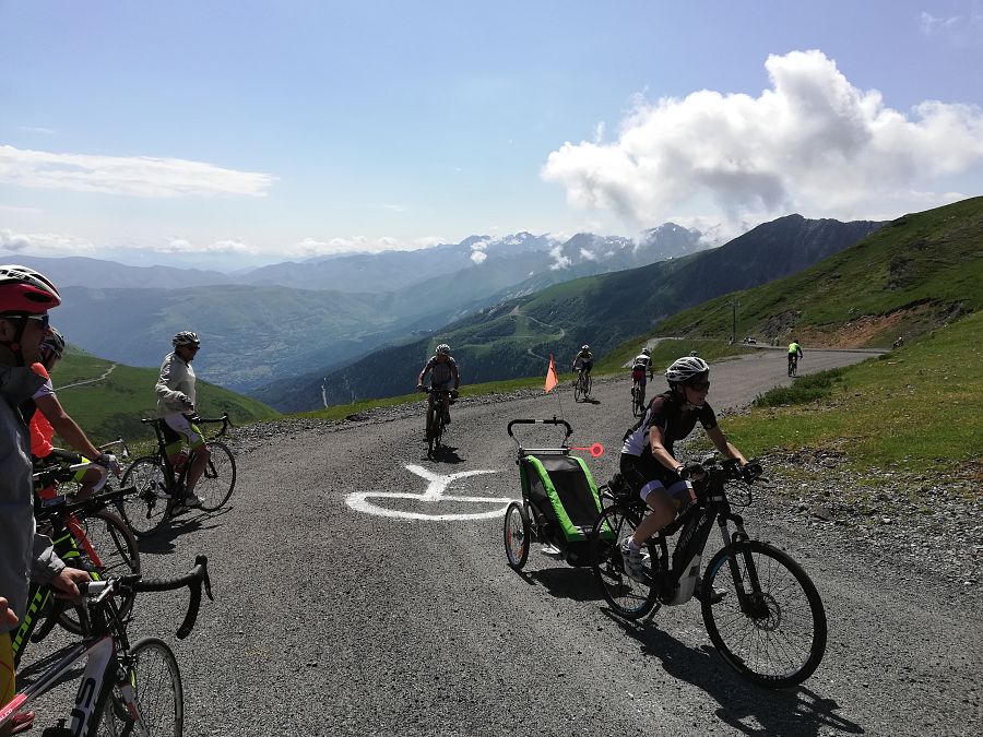 Alrededor del millar de cicloturistas ascendieron el Col du Portet y sus 2.200 metros de altura.