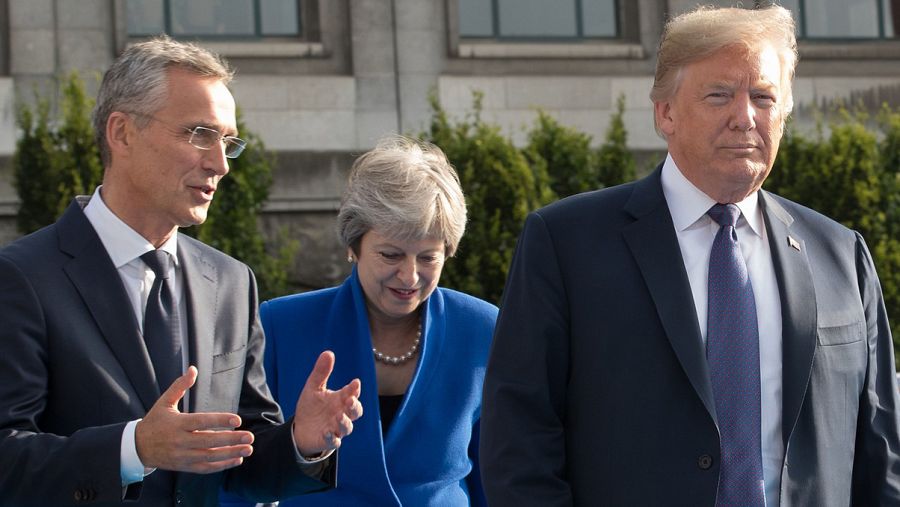 El secretario general de la OTAN, Jens Stoltenberg, junto a la primera ministra británica, Theresa May, y el presidente de EE.UU., Donald Trump, en la cumbre de la alianza en Bruselas, el 12 de julio de 2018.