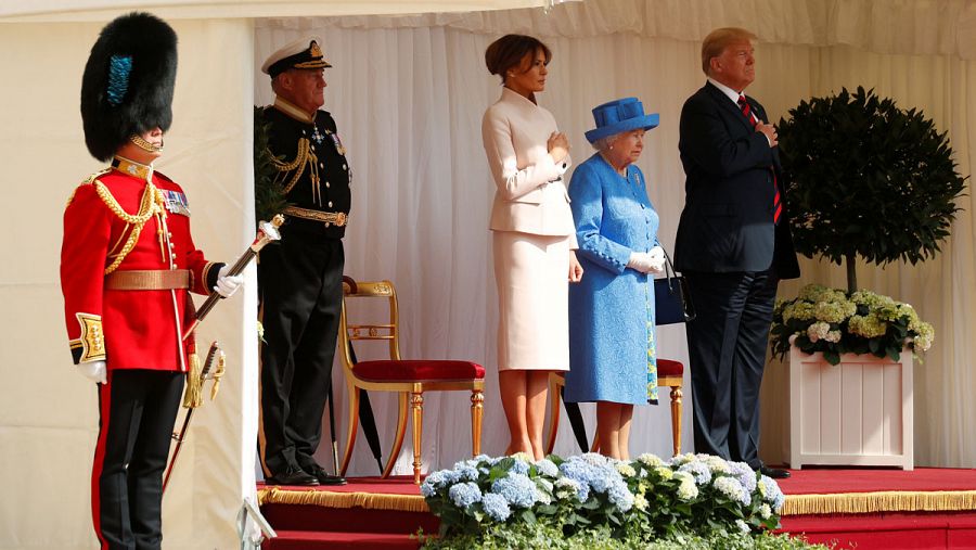 El presidente de Estados Unidos, Donald Trump, y su esposa, Melania, han sido recibidos este viernes en el castillo de Windsor por la reina Isabel II, en el que será el último acto de su visita oficial en el Reino Unido