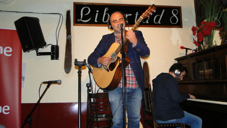 Tontxu empezó a cantar en el Café Libertad.
