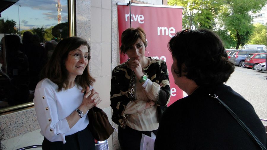 Paz Valiente, del Ayuntamiento de Madrid, con los vecinos.