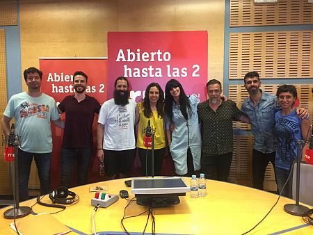 La banda, con el equipo de 'Abierto hasta las 2'