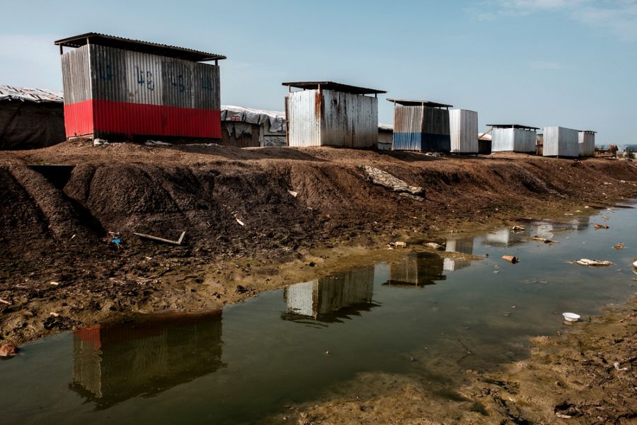 Sistema de drenaje entre bloques y caminos, que se convierte en fuente para la malaria y el cólera.
