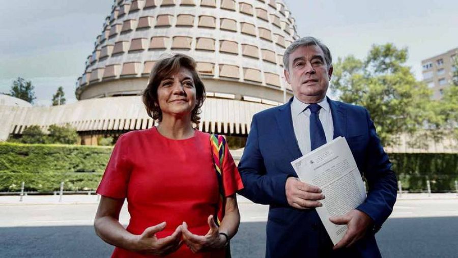 El portavoz del PP en el Senado, José Manuel Barreiro, y la portavoz adjunta en la Cámara Alta, Rosa Vindel, presentan ante el Tribunal Constitucional el recurso contra el Real Decreto-Ley de RTVE