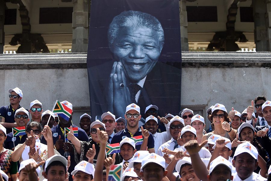 El capitán de la selección de cricket de Sudáfrica, Faf du Plassis, posa con un grupo de estudiantes en una de las celebraciones del Día de Mandela