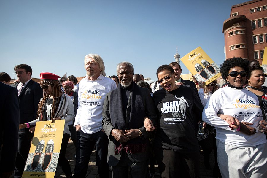 El exsecretario de la ONU Kofi Annan y la tercera esposa de Mandela, Graça Michel, encabezan cogidos del brazo la marcha en recuerdo de Mandela por Johannesburgo