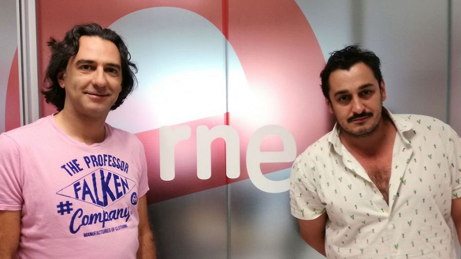 El director Gabriel Olivares y el actor Javier Martín antes de la entrevista en 'Las mañanas de RNE'