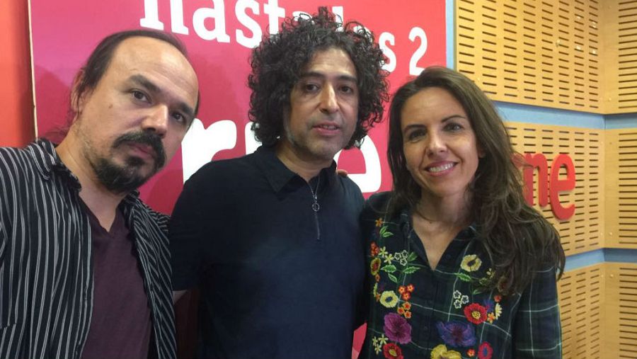 Paloma Arranz recibe a Manuel García y a Diego Álvarez (guitarra y coros)