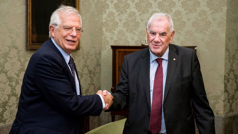 El ministro de Asuntos Exteriores, Josep Borrell, al inicio de la reunión con el Conseller de Acción Exterior, Relaciones Institucionales y Transparencia de la Generalitat de Cataluña, Ernest Maragall