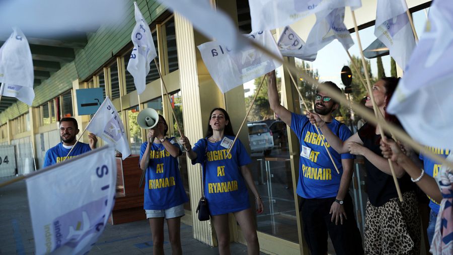 Los tripulantes de cabina de Ryanair protestan en Barajas