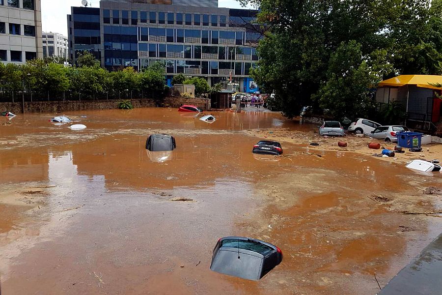 Varios coches cubiertos por el agua en una calle inundada de Maroussi, suburbio de Atenas.