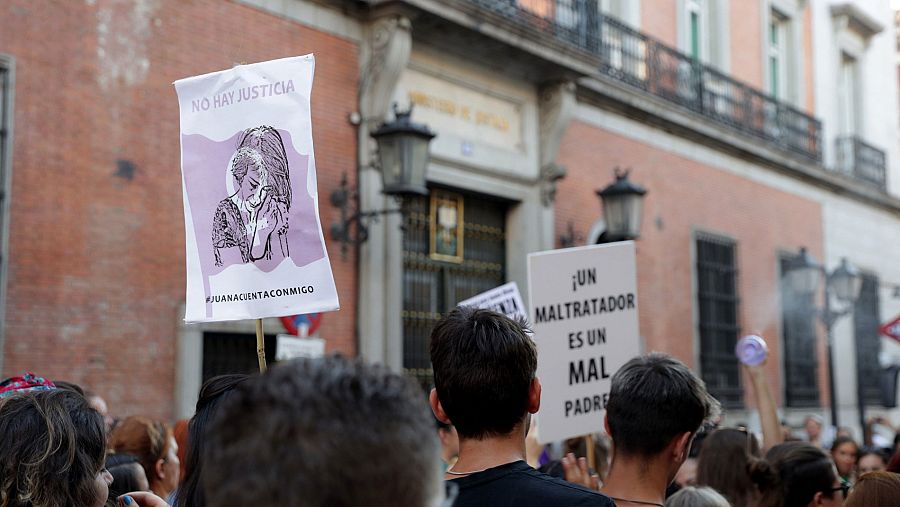 Concentración de apoyo a Juana Rivas en frente del Ministerio de Justicia de Madrid