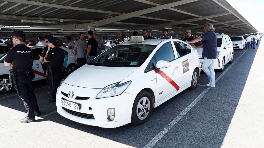 Filas de taxis estacionados en las inmediaciones del aeropuerto Adolfo Suárez Madrid-Barajas