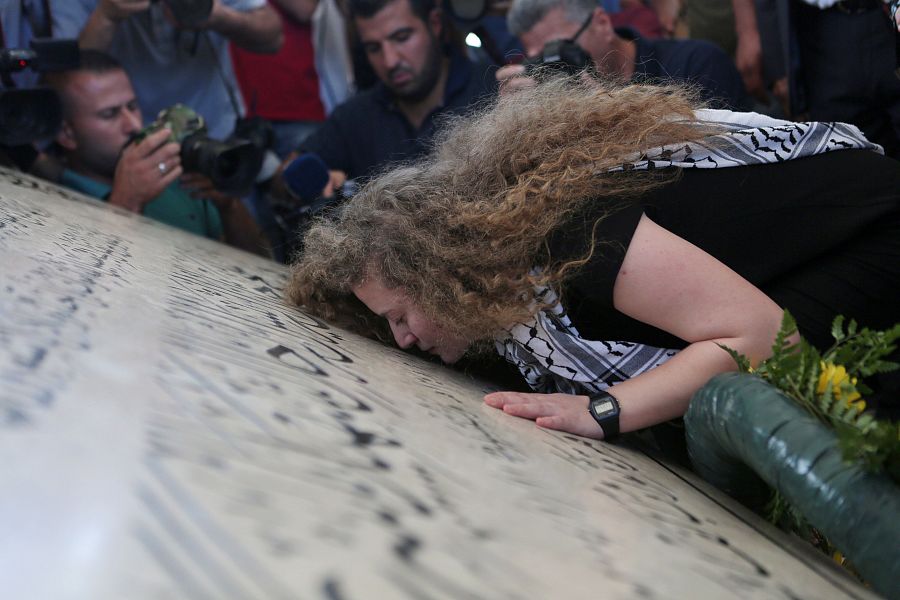 Tamimi muestra sus respetos ante la tumba de Yasser Arafat en Ramala
