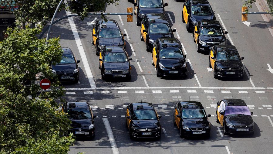 Taxistas bloquean la Gran Vía de Barcelona