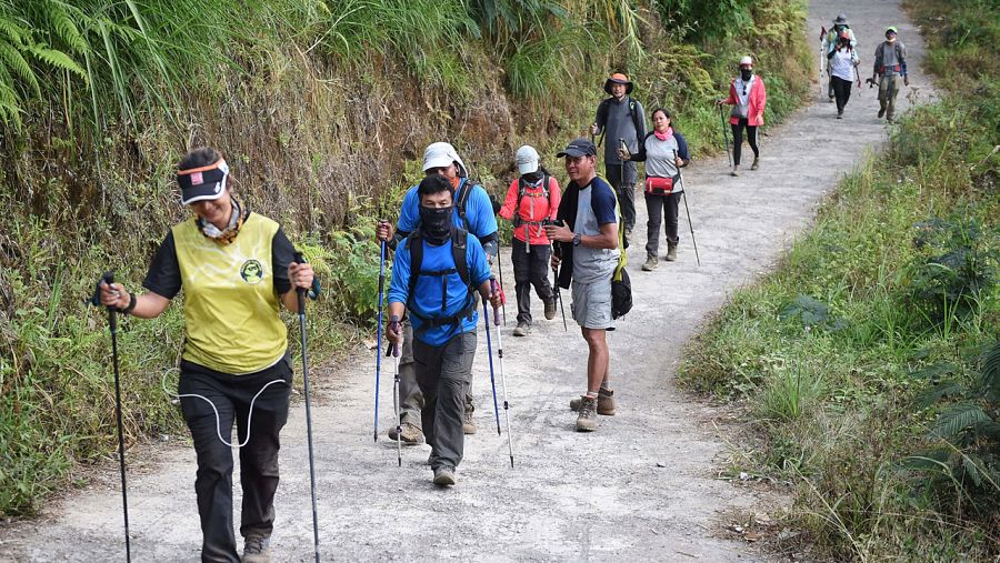 Varios escaladores subiendo al monte Rinjani, en la isla de Lombok