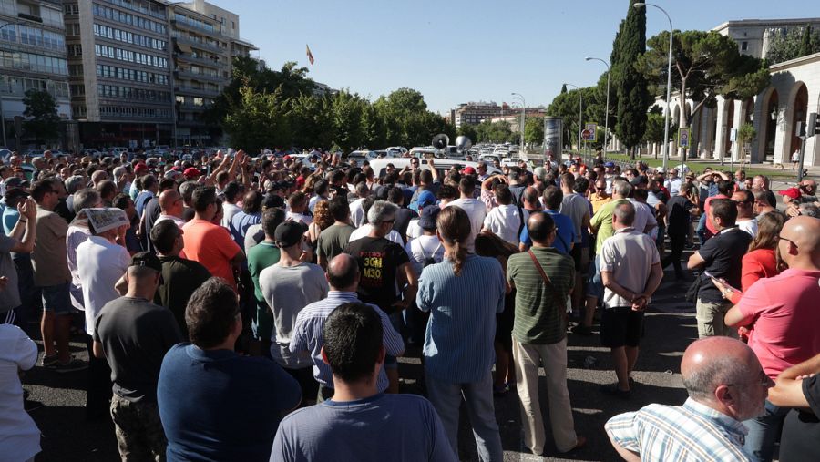 Concentración de taxistas frente al Ministerio de Fomento