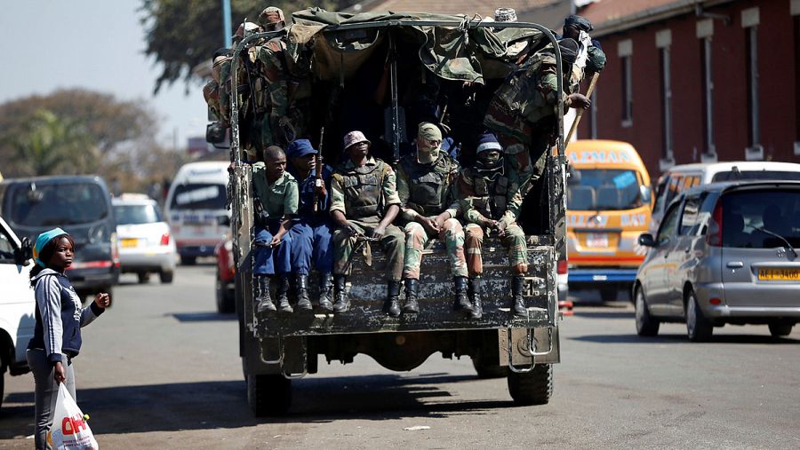 Militares patrullan las calles de Harare, Zimbabue