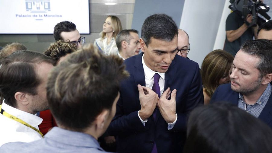 Sánchez, en un corrillo en La Moncloa con periodistas