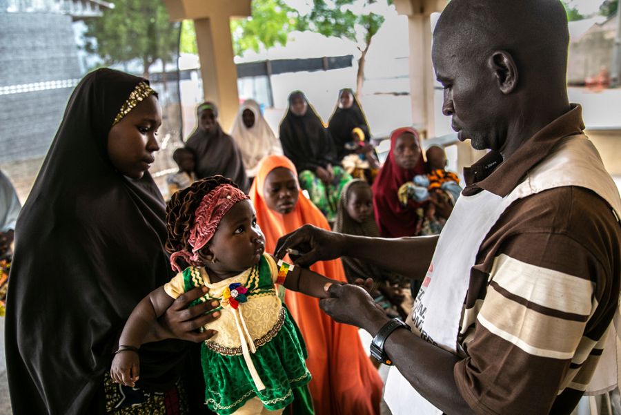 La inmensa mayoría de la población, sobre todo en Borno, depende de la ayuda humanitaria para subsistir. IGOR BARBERO / MSF